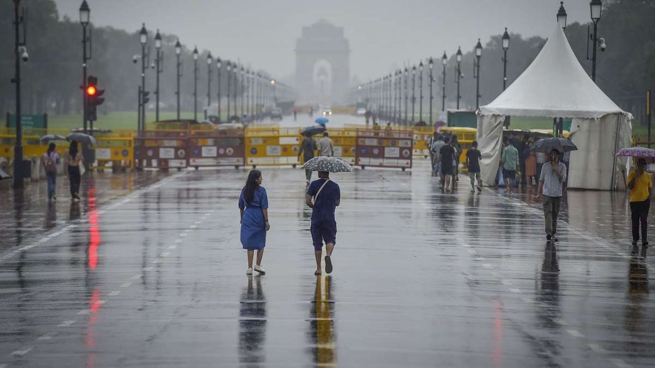 Delhi weather Update: दिल्ली-NCR में भीषण आंधी और बारिश का रेड अलर्ट