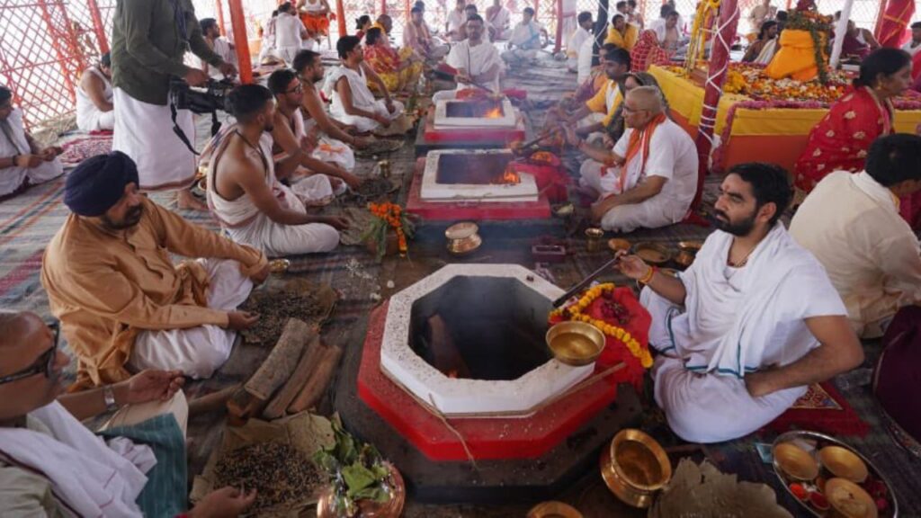 Ayodhya Ram Mandir: यज्ञशाला में प्रवेश कर धार्मिक अनुष्ठानों की अगली श्रृंखला आरंभ