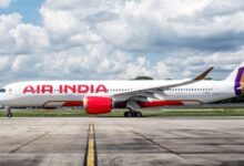 हैदराबाद हवाई अड्डे पर रनवे पर खड़ा Air India का विमान