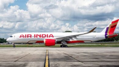 हैदराबाद हवाई अड्डे पर रनवे पर खड़ा Air India का विमान