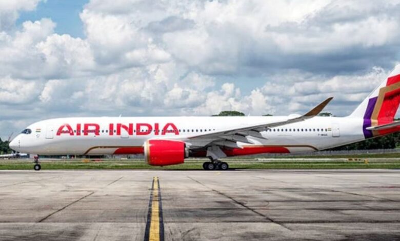 हैदराबाद हवाई अड्डे पर रनवे पर खड़ा Air India का विमान
