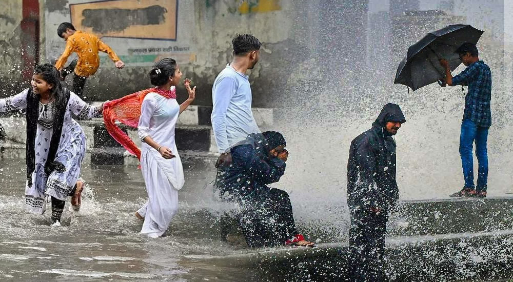 17 जुलाई तक नहीं थमेगी बारिश! इन राज्यों में रेड अलर्ट, तबाही के आसार