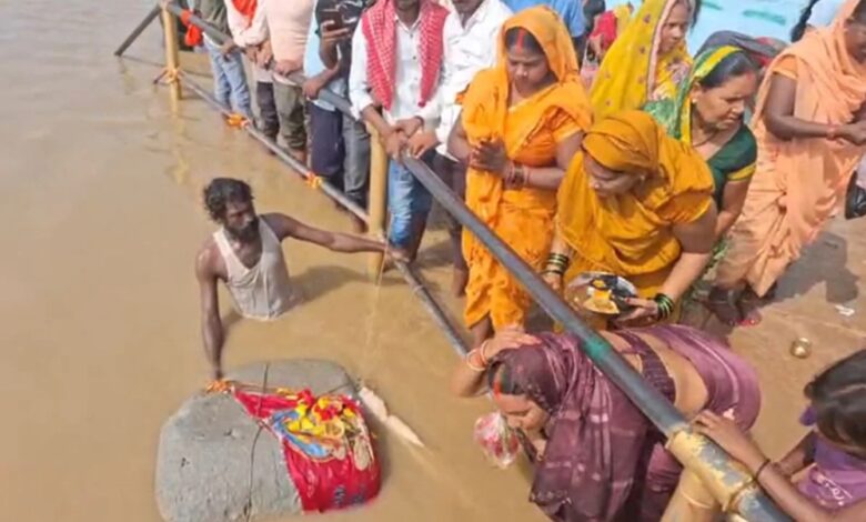 गंगा में तैरता मिला रहस्यमयी पत्थर!