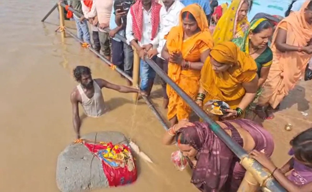 गंगा में तैरता मिला रहस्यमयी पत्थर! दो कुंतल वजन फिर भी नहीं डूबा, रामसेतु से है क्या कनेक्शन?