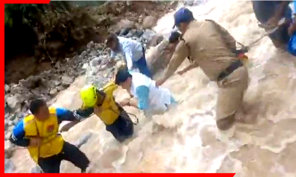 हादसे का LIVE वीडियो: बरसाती नाले में बहा विधायक का गनर, रेस्क्यू कर बचाई जान
