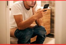 Phone use in Toilet: टॉयलेट में स्मार्टफोन का इस्तेमाल, सेहत के लिए खतरनाक आदत