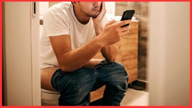 Phone use in Toilet: टॉयलेट में स्मार्टफोन का इस्तेमाल, सेहत के लिए खतरनाक आदत