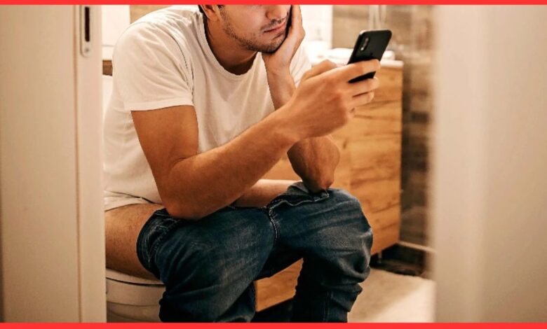 Phone use in Toilet: टॉयलेट में स्मार्टफोन का इस्तेमाल, सेहत के लिए खतरनाक आदत