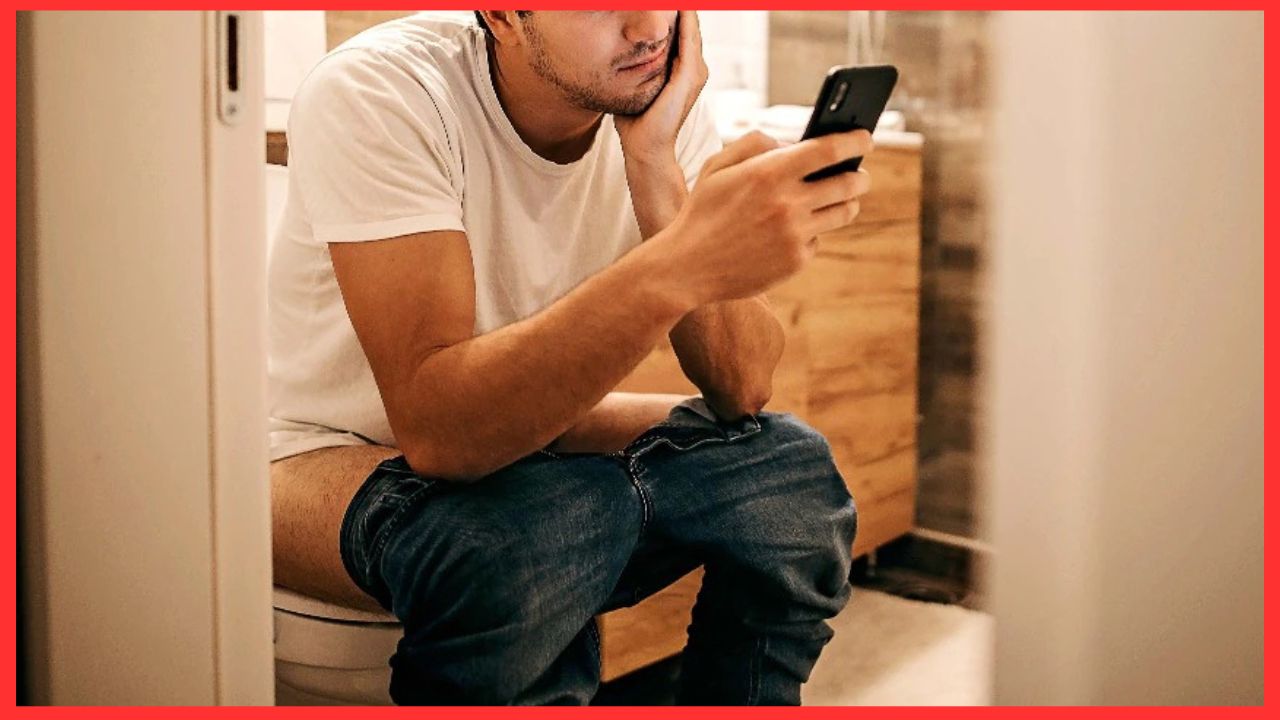 Phone use in Toilet: टॉयलेट में स्मार्टफोन का इस्तेमाल, सेहत के लिए खतरनाक आदत