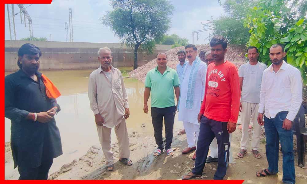 रेलवे खुदाई बनी मुसीबत! जलभराव से मकान गिरा, प्रशासन पर उठे सवाल