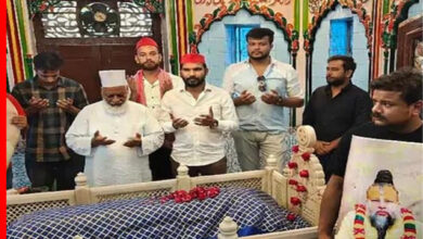 मुसलमानों ने प्रेमानंद महाराज के लिए दरगाह पर चढ़ाई चादर