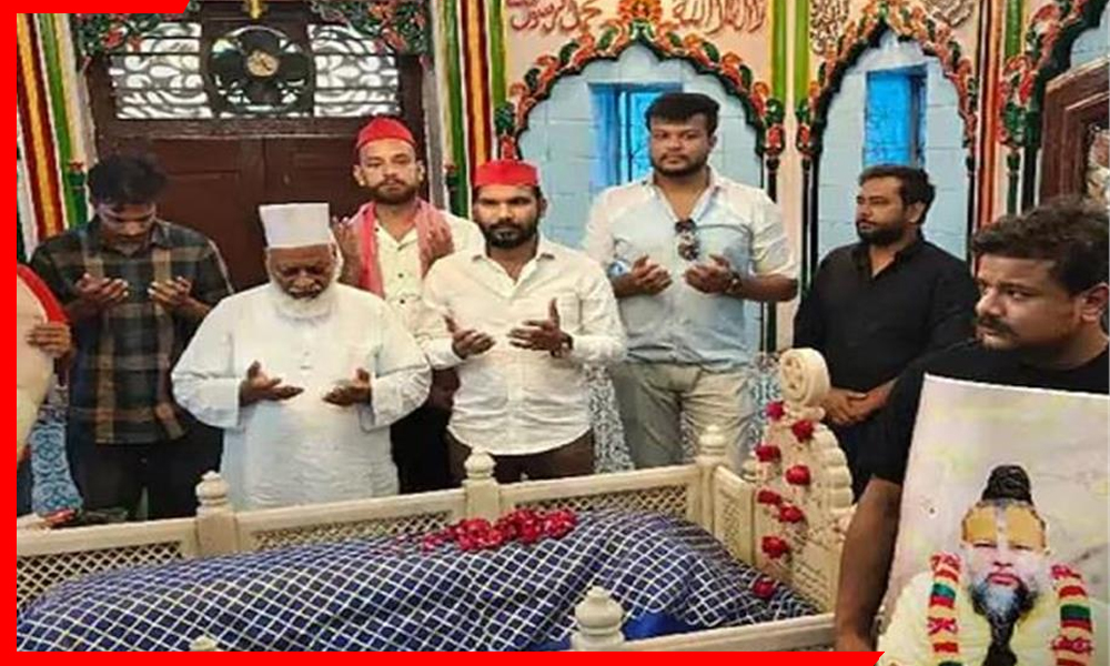 जब मुसलमानों ने प्रेमानंद महाराज के लिए दरगाह पर चढ़ाई चादर — इंसानियत की अनोखी मिसाल