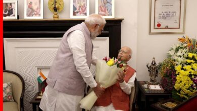 PM मोदी अचानक पहुँचे लालकृष्ण आडवाणी के घर