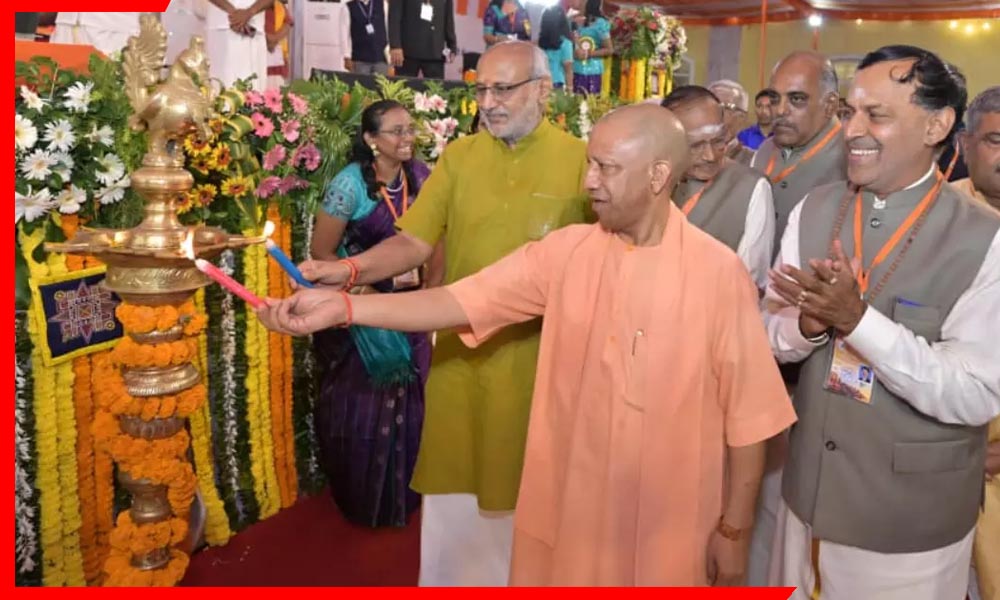 काशी में दिव्यता का महासमागम: 20 लाख दीयों से नहाई गंगा, योगी आदित्यनाथ ने क्रूज़ से देखा स्वर्गिक नज़ारा