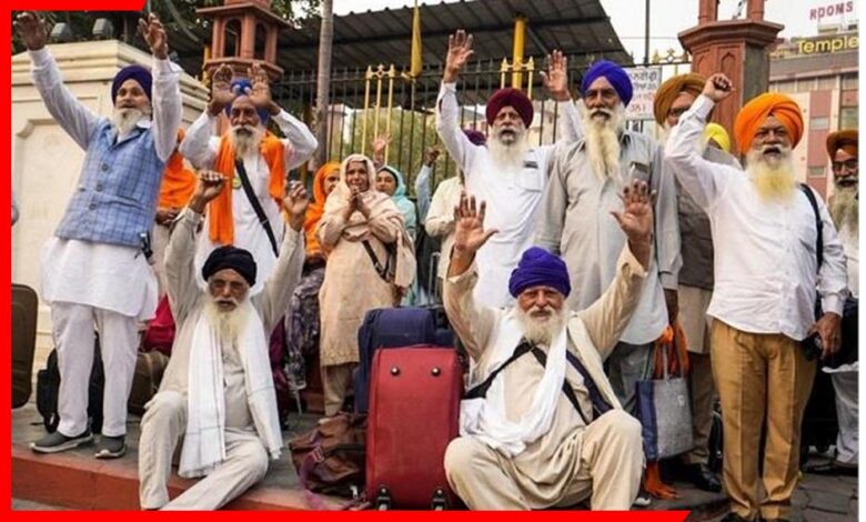 पाकिस्तान पहुंचे 2100 भारतीय सिख श्रद्धालु