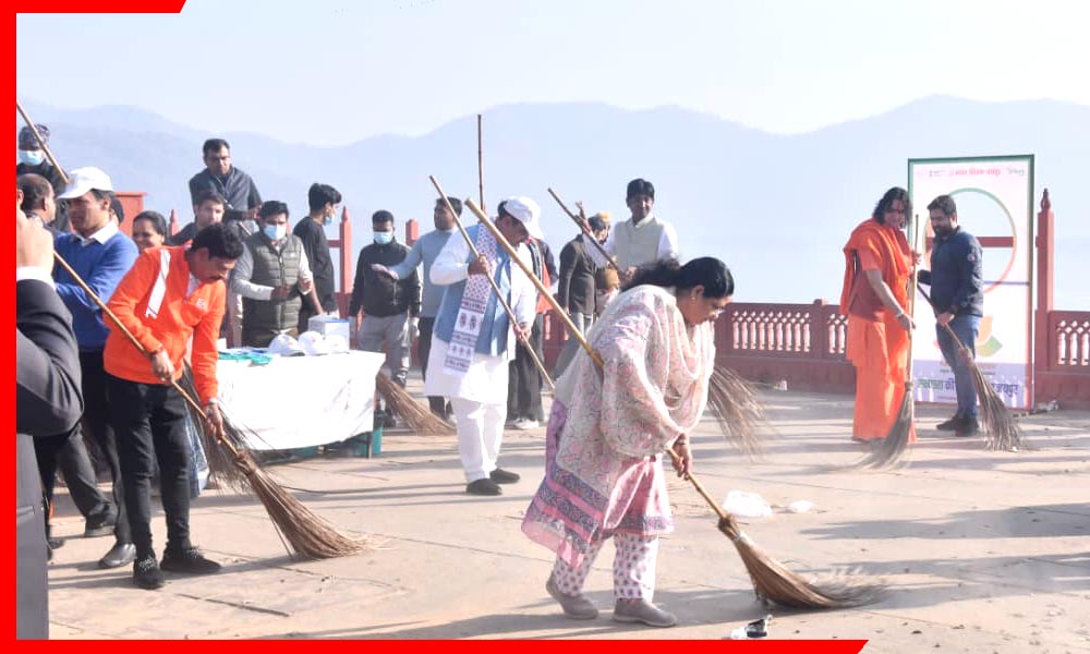 जल महल की पाल पर मुख्यमंत्री भजनलाल शर्मा ने खुद उठाई झाड़ू, सिंगल यूज प्लास्टिक पर दिया बड़ा संदेश