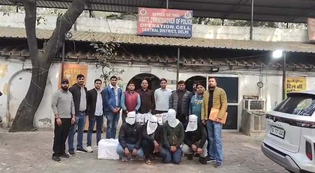 Delhi News: करोल बाग में नकली सैमसंग प्रीमियम मोबाइल रैकेट का पर्दाफाश, 512 फोन बरामद, चार आरोपी गिरफ्तार