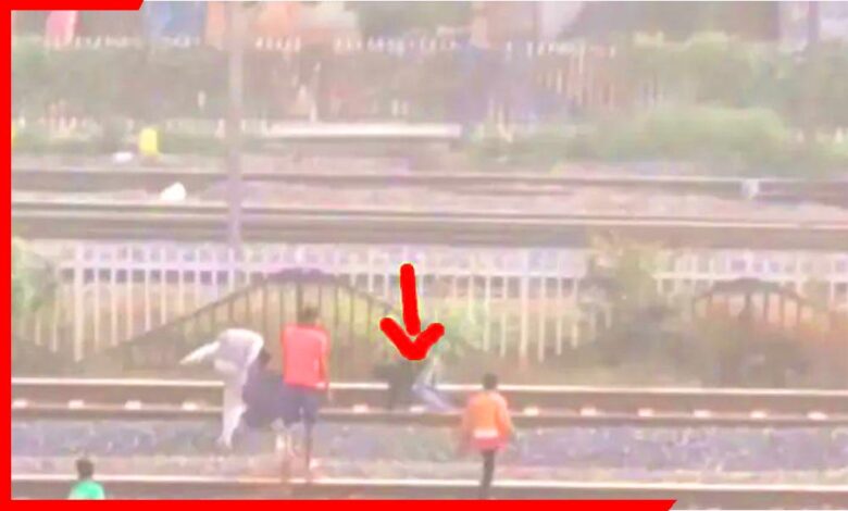 Chandauli railway track child video