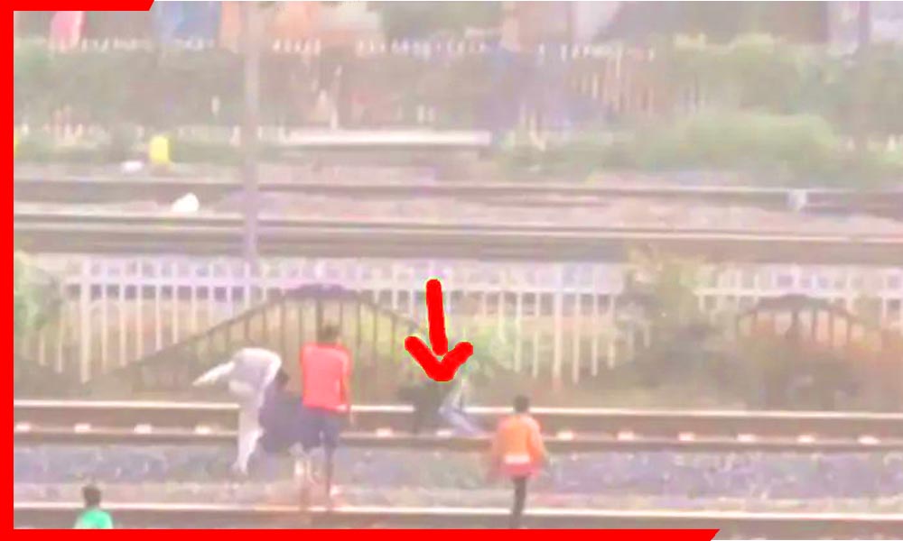 Chandauli railway track child: बाल-बाल बचा 12 साल का बच्चा! पतंग के चक्कर में रेलवे ट्रैक पर लेटा, ऊपर से गुजर गई मालगाड़ी