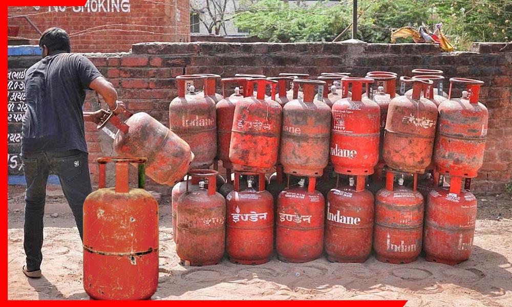 Commercial Gas Cylinder Price Hike: नए साल के पहले ही दिन महंगाई का झटका! गैस सिलेंडर सीधा ₹111 महंगा