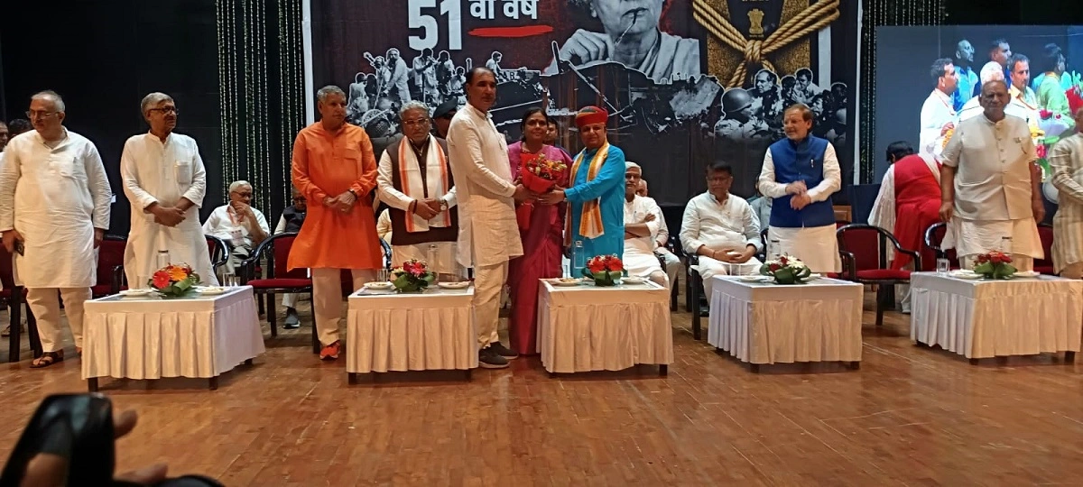 Constitution Day Democracy: आपातकाल की यादों से लोकतंत्र को मजबूत करने का संदेश, रोहतक में लोकतंत्र सेनानियों का सम्मान