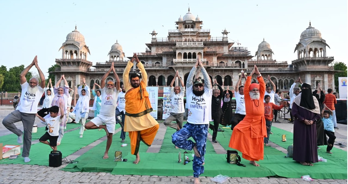 Muslim Yoga Unity: विश्व योग दिवस की पूर्व संध्या पर जयपुर में आयोजित हुआ भव्य योग समारोह