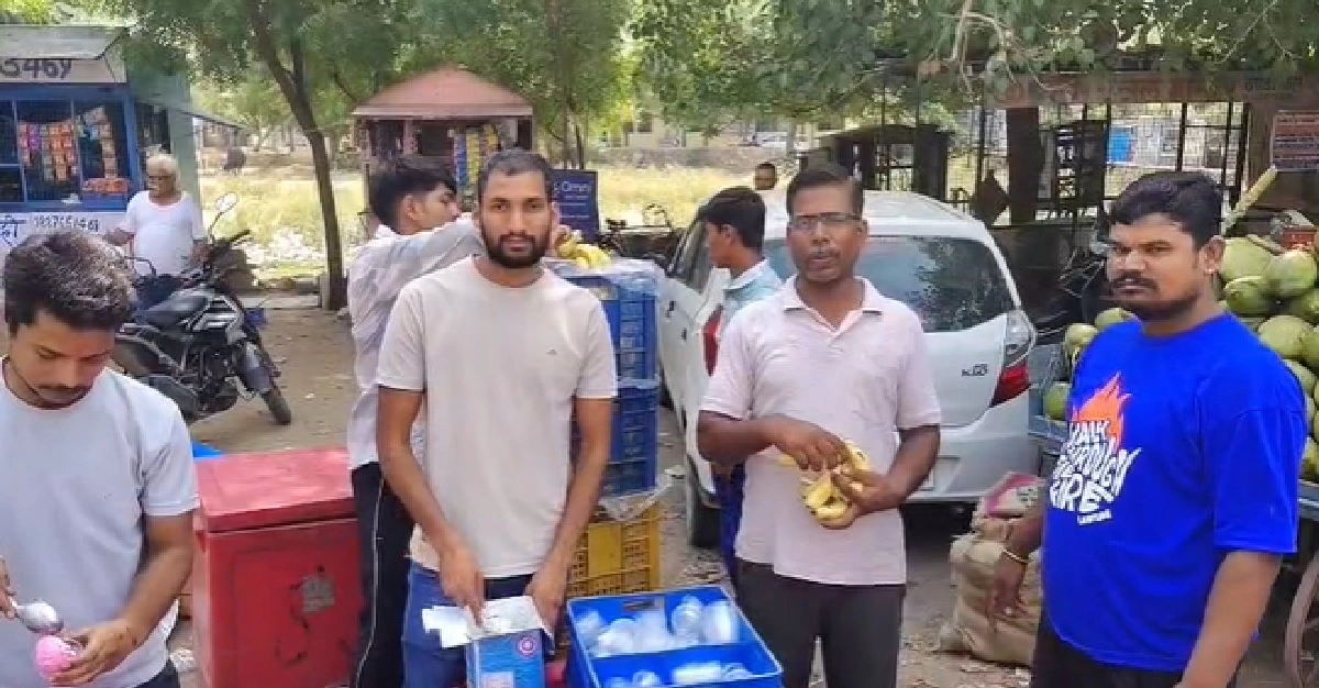 Nirjala Ekadashi Service: निर्जला एकादशी पर सर्वजन मंच प्रताप नगर की अनूठी सेवा: भीषण गर्मी में राहगीरों को वितरित की गई आइसक्रीम और केले